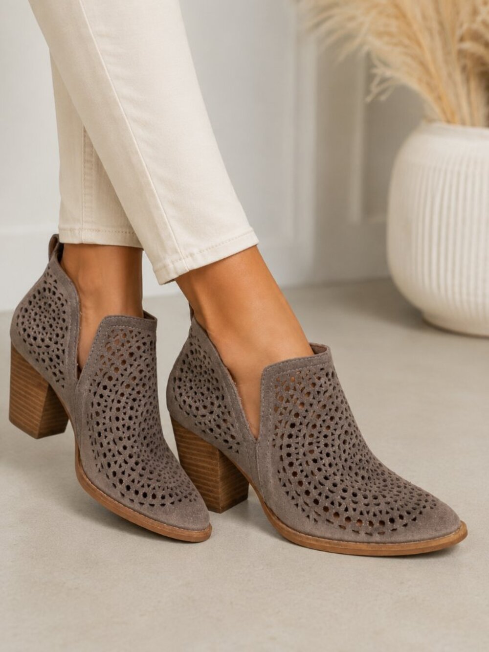 Jeffrey Campbell Brown Laser Cut Stacked Wood Ankle Boots Womens 9 Booties Fall - Picture 1 of 13